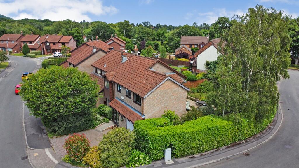 4 bedroom detached house for sale in Cheriton Drive, Thornhill, Cardiff, CF14