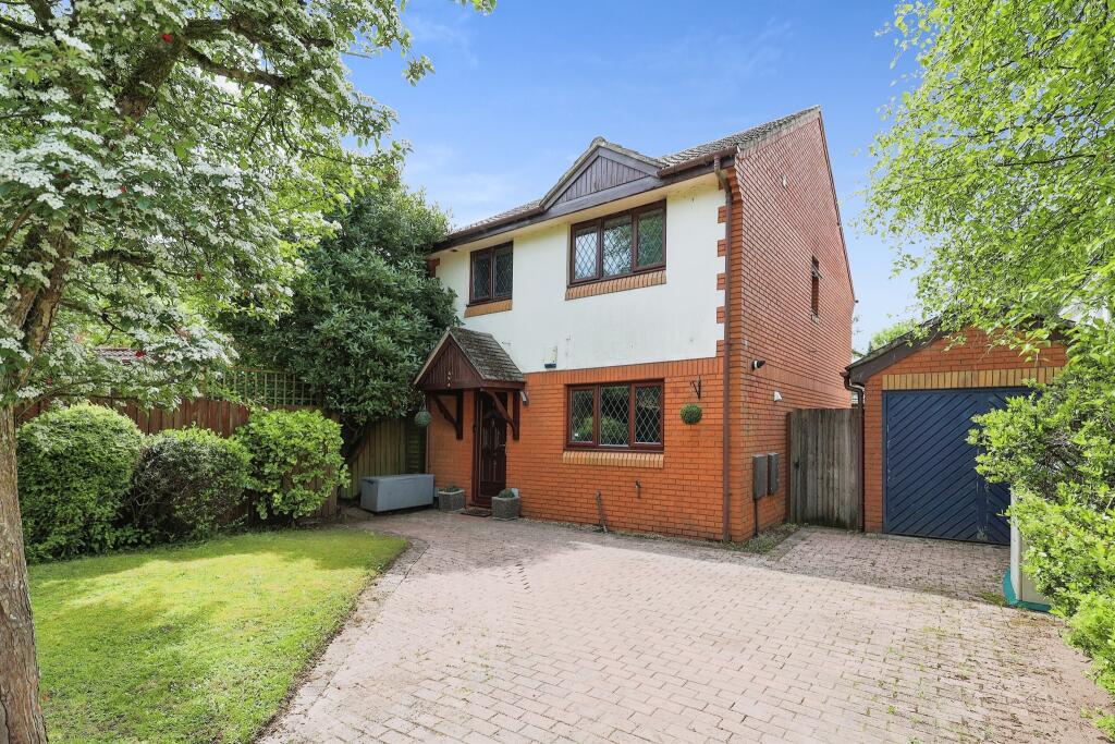 4 bedroom detached house for sale in Hanbury Close, Whitchurch, Cardiff, CF14