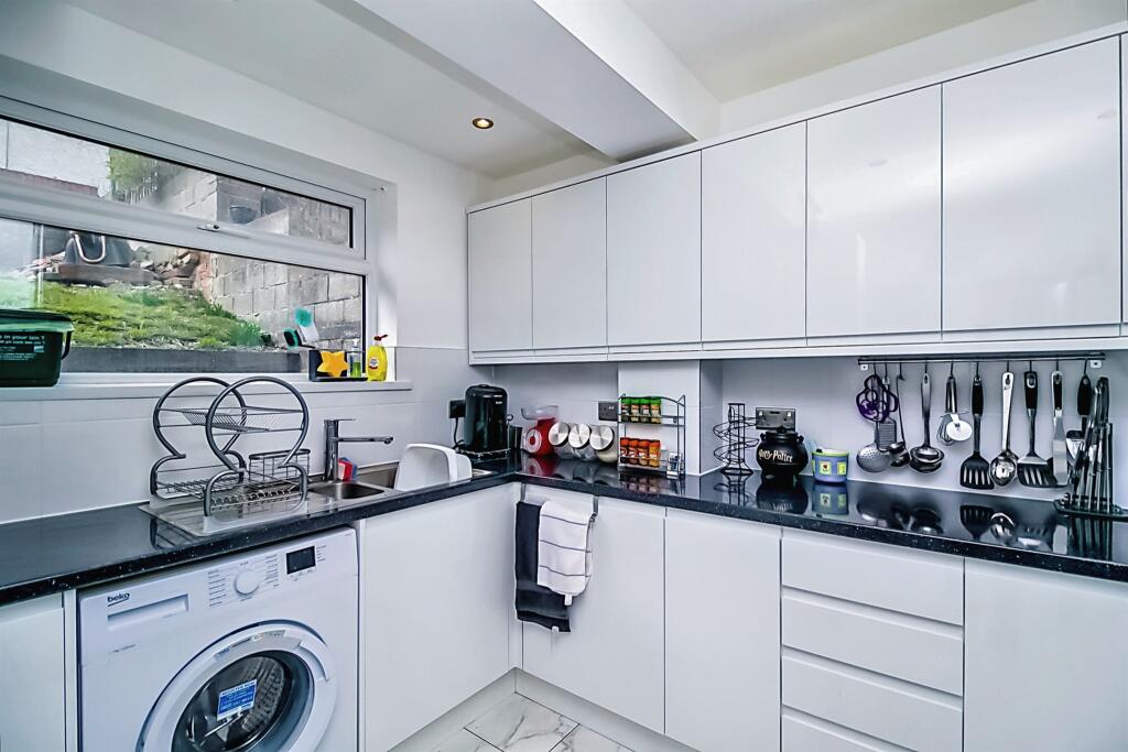 6 bedroom terraced house for sale in Harbour Road, Barry, CF62