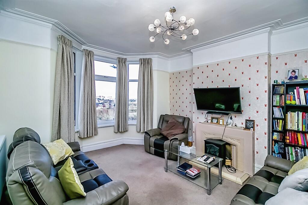 6 bedroom terraced house for sale in Harbour Road, Barry, CF62