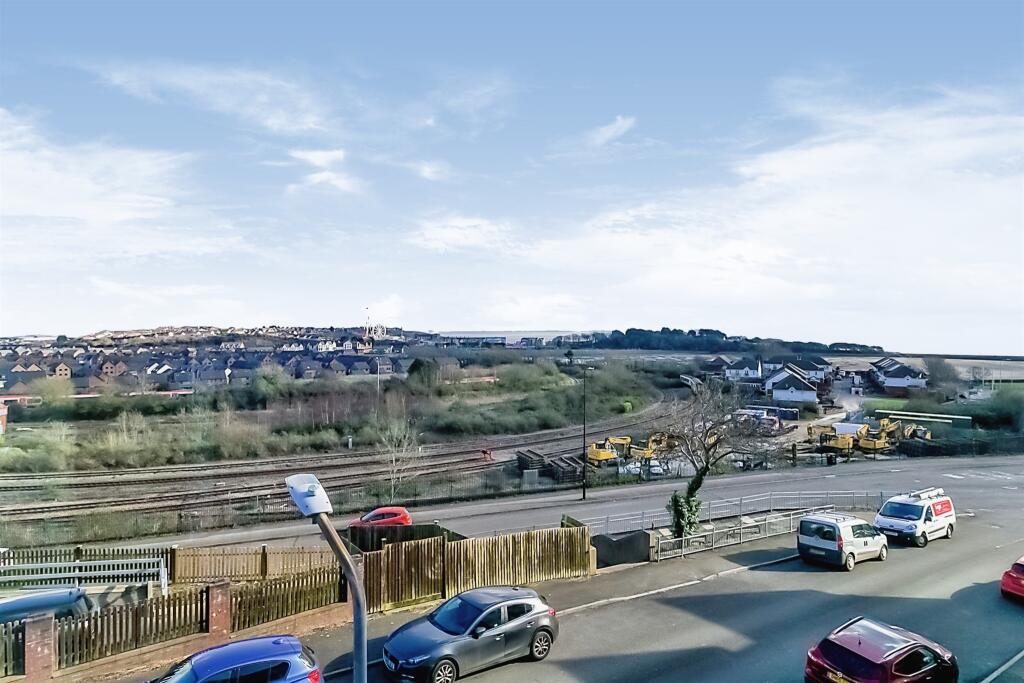 6 bedroom terraced house for sale in Harbour Road, Barry, CF62