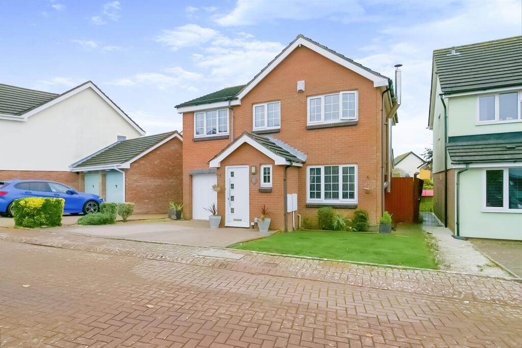 4 bedroom detached house for sale in Benecrofte, Rhoose, Barry, CF62