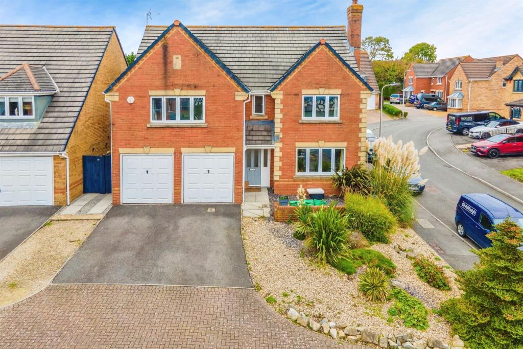 5 bedroom detached house for sale in Maes Y Gwenyn, Rhoose, Barry, CF62