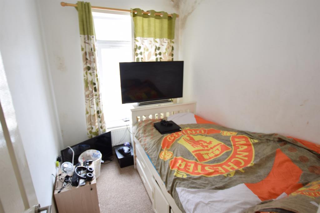 4 bedroom terraced house for sale in Commercial Road, Llanhilleth
