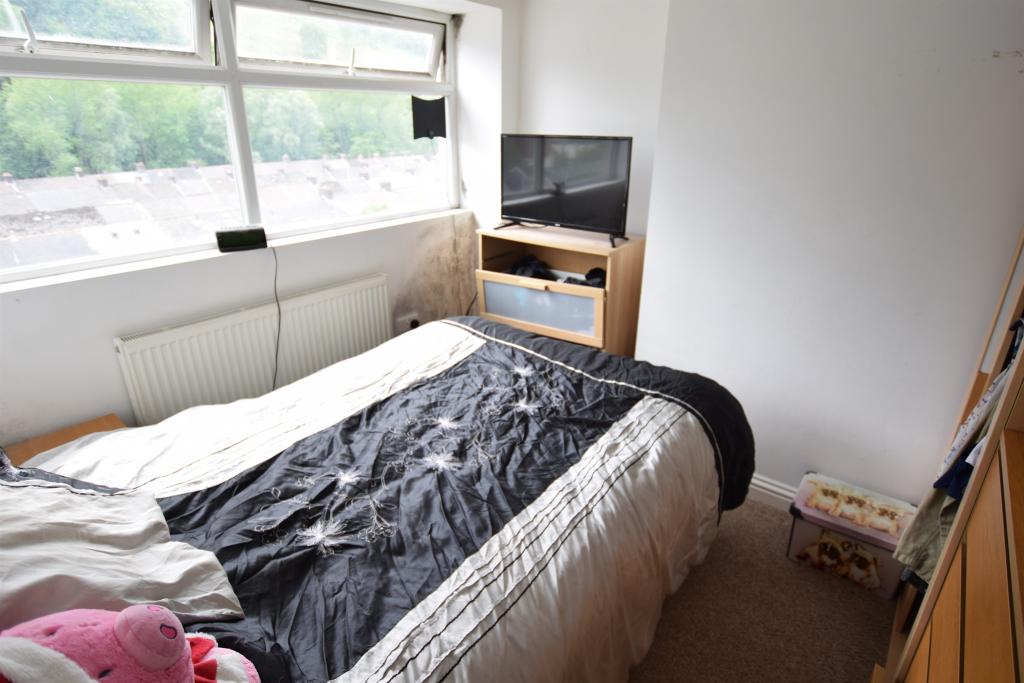 4 bedroom terraced house for sale in Commercial Road, Llanhilleth