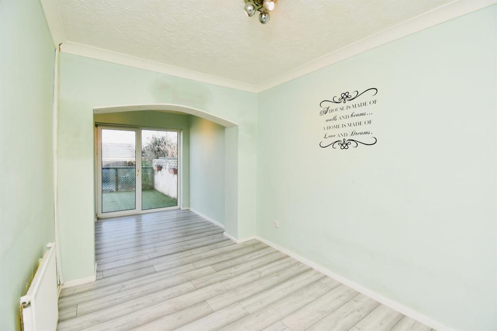 3 bedroom semidetached house for sale in Forest Avenue, Cefn Hengoed