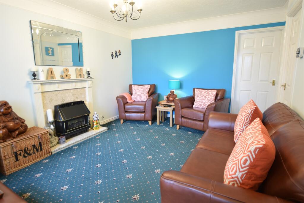 3 bedroom detached house for sale in Groveside Road, Oakdale, Blackwood