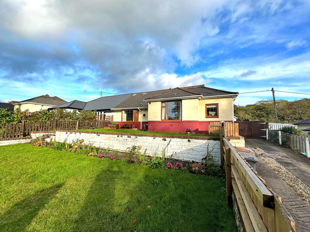 4 bedroom semidetached house for sale in Park View Bungalows, Penmaen