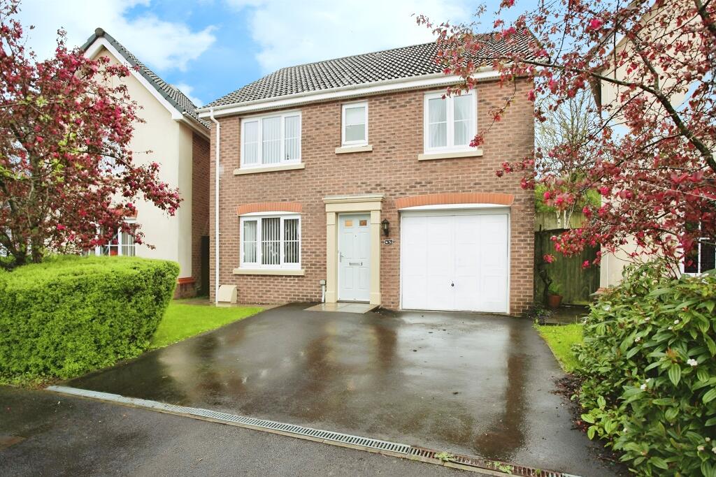4 bedroom detached house for sale in Cwm Braenar, Pontllanfraith