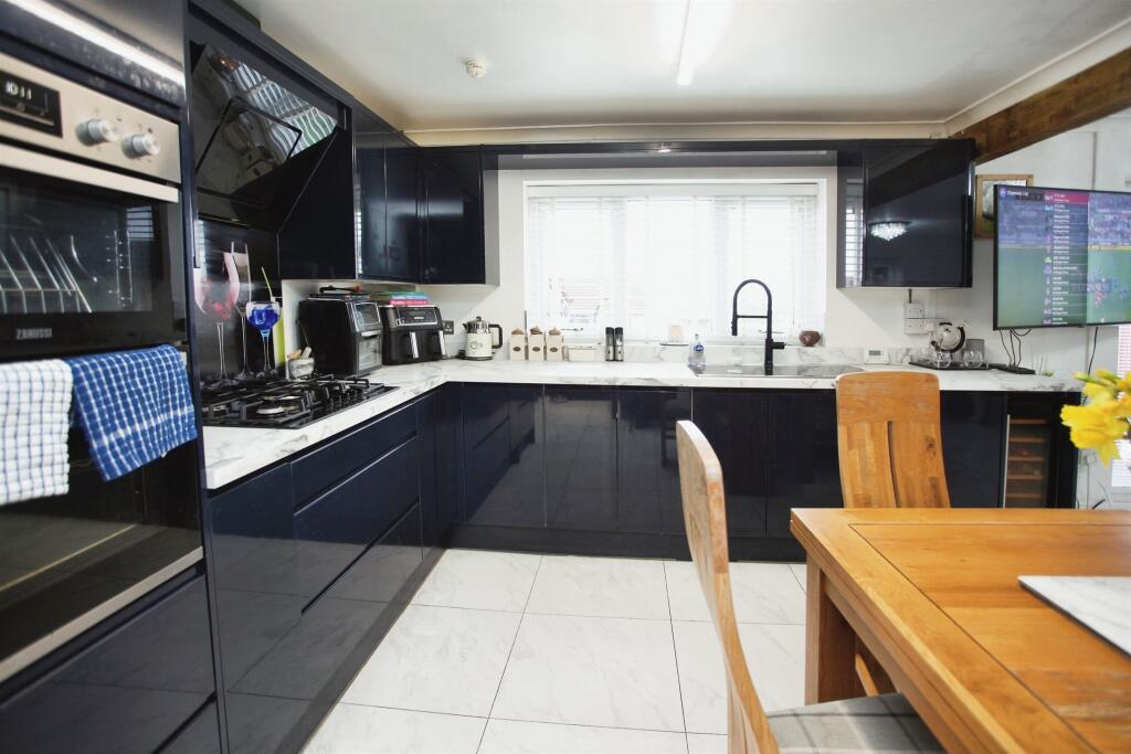 Additional property image - Hengoed Hall Drive, Cefn Hengoed, HENGOED
