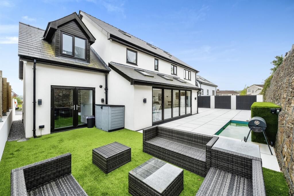 5 bedroom detached house for sale in Abergarw Meadow, Brynmenyn