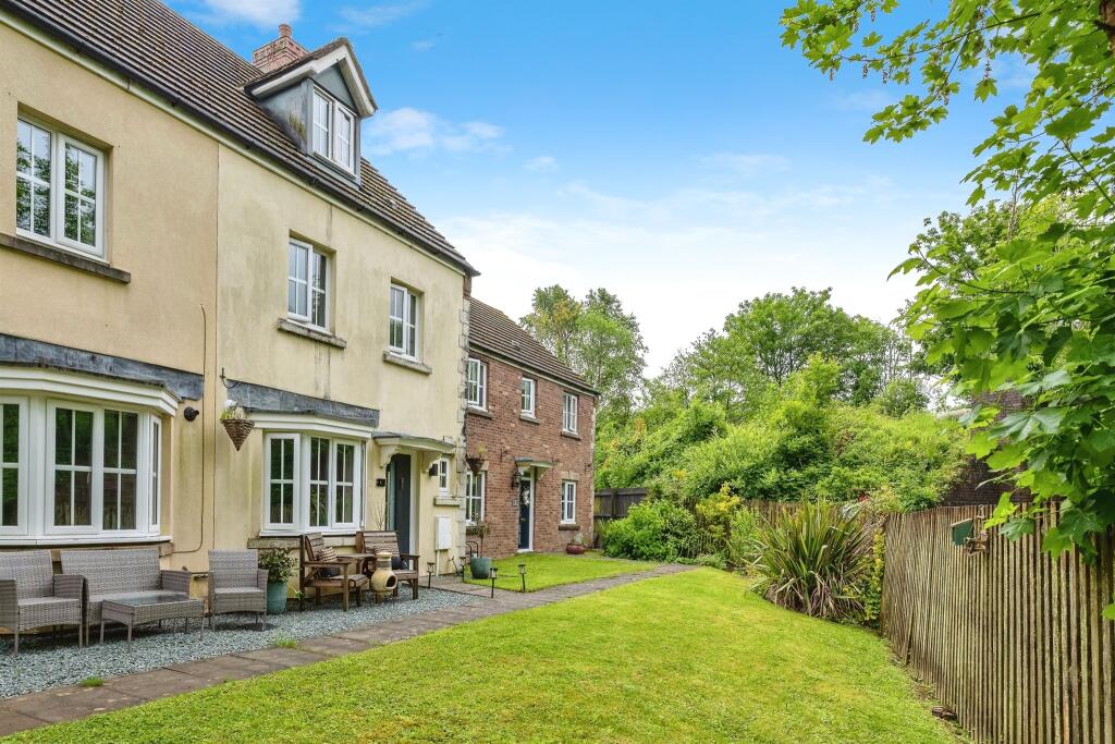 4 bedroom semidetached house for sale in River Way, Brynmenyn