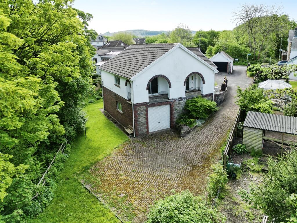 4 bedroom detached house for sale in Old Bedwas Road, Porset