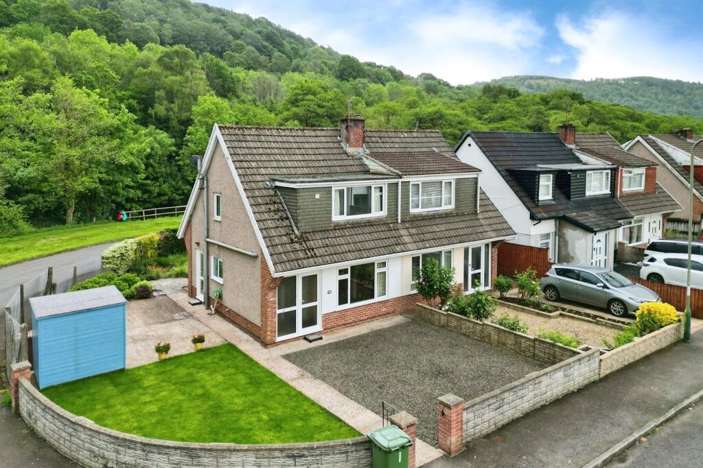 3 bedroom semidetached house for sale in Glyn Eiddew, Llanbradach