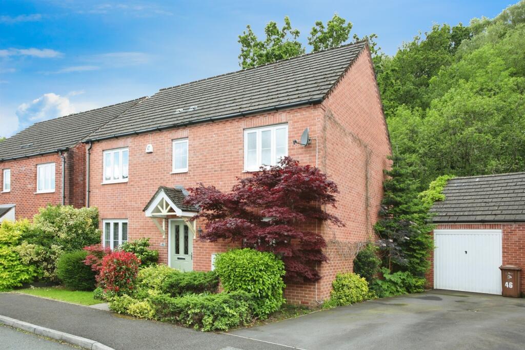 4 bedroom detached house for sale in Bluebell View, Llanbradach