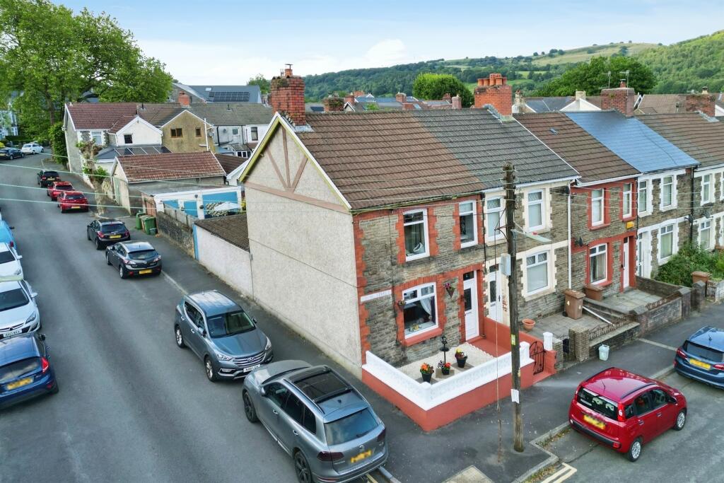 3 bedroom end of terrace house for sale in Grove Street, Llanbradach