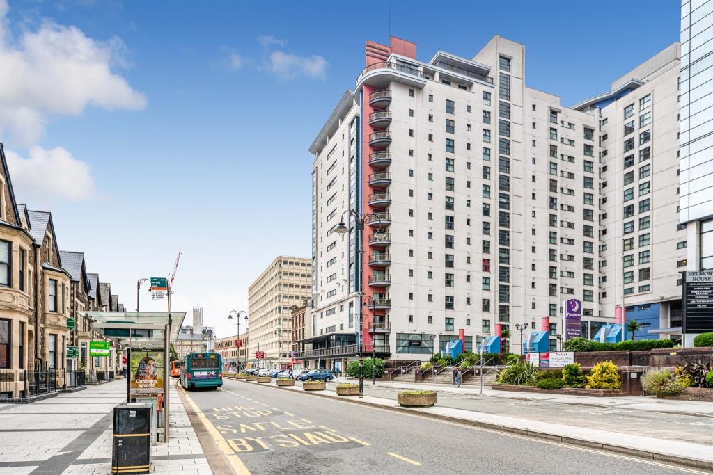 2 bedroom apartment for sale in Landmark Place, Cardiff, CF10