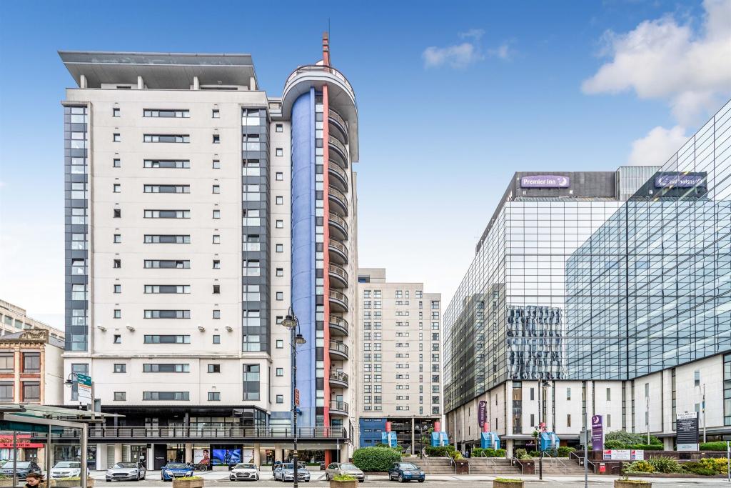 2 bedroom apartment for sale in Landmark Place, Cardiff, CF10