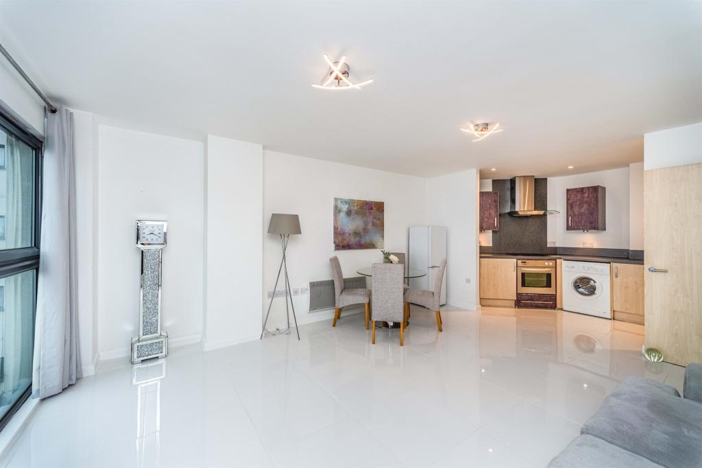 2 bedroom apartment for sale in Landmark Place, Cardiff, CF10