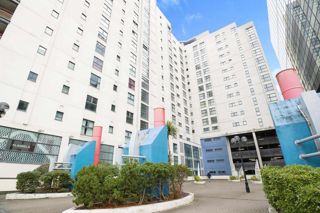 1 bedroom apartment for sale in Landmark Place, Cardiff, CF10