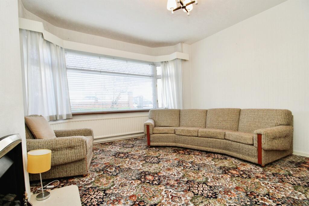 3 bedroom semidetached house for sale in Hampton Court Road, Penylan