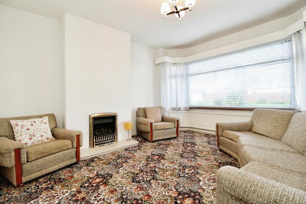 3 bedroom semidetached house for sale in Hampton Court Road, Penylan