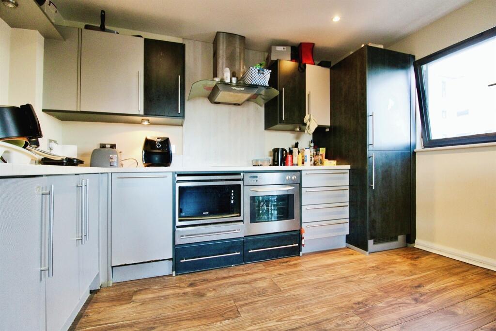 2 bedroom apartment for sale in Landmark Place, Cardiff, CF10