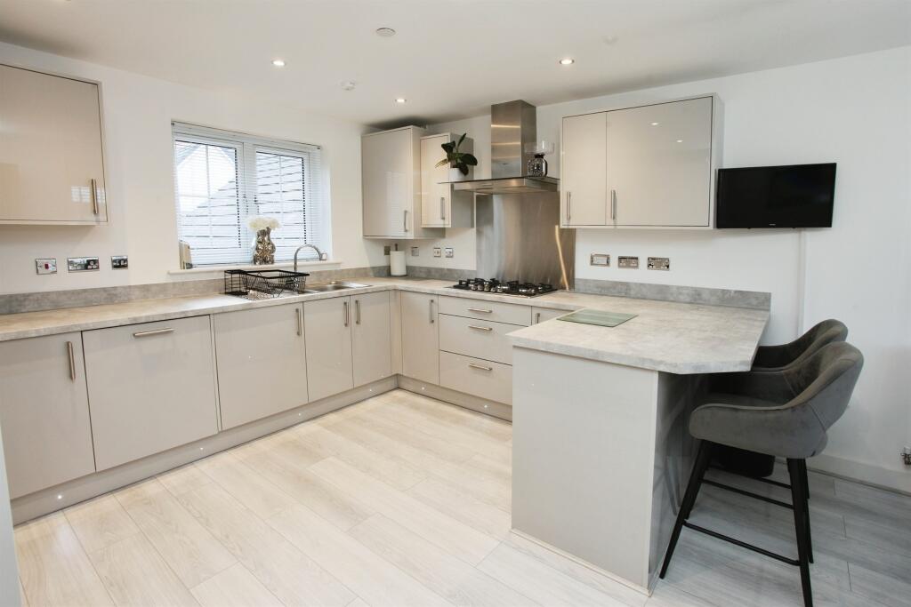 Additional property image - Comin Y Coed, Tonyrefail, Porth
