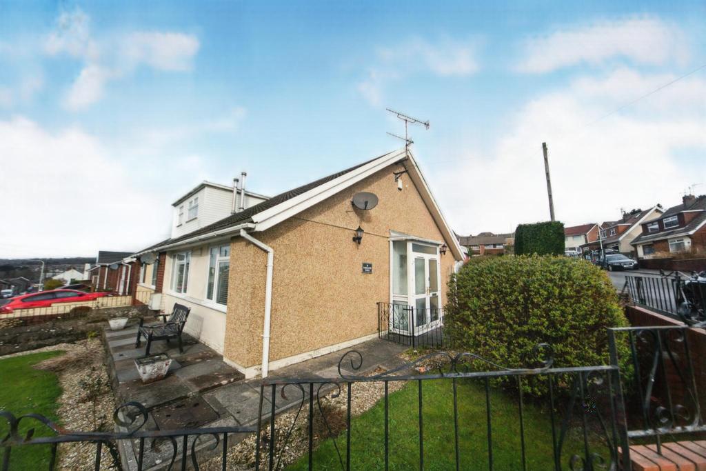2 bedroom semidetached bungalow for sale in Parklands Road, Tonyrefail