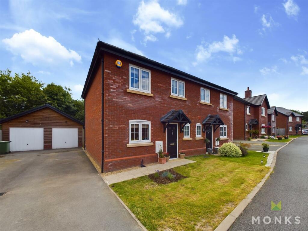 3 bedroom semidetached house for sale in Stoneleigh Close, Acton