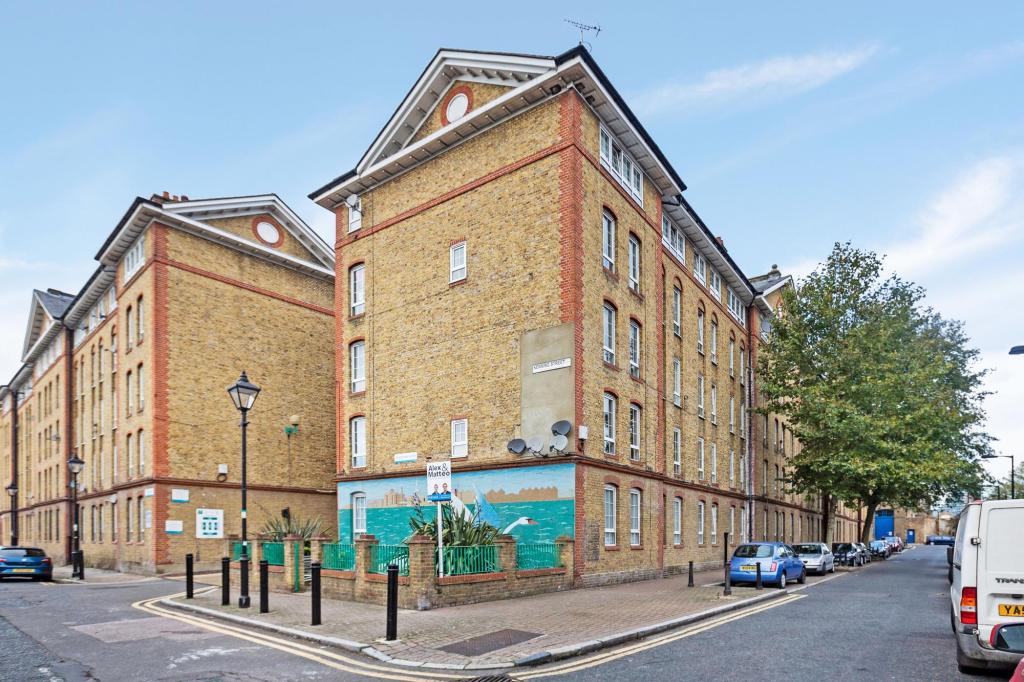 2 bedroom flat for sale in Swan Road, London SE16