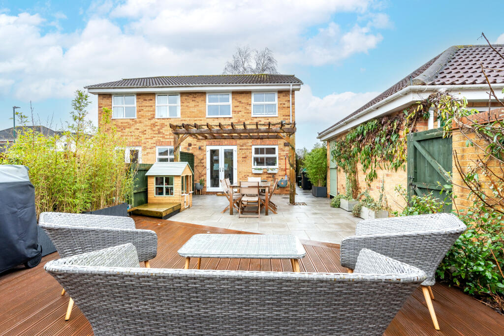 3 bedroom semidetached house for sale in Westons Hill Drive, Emersons