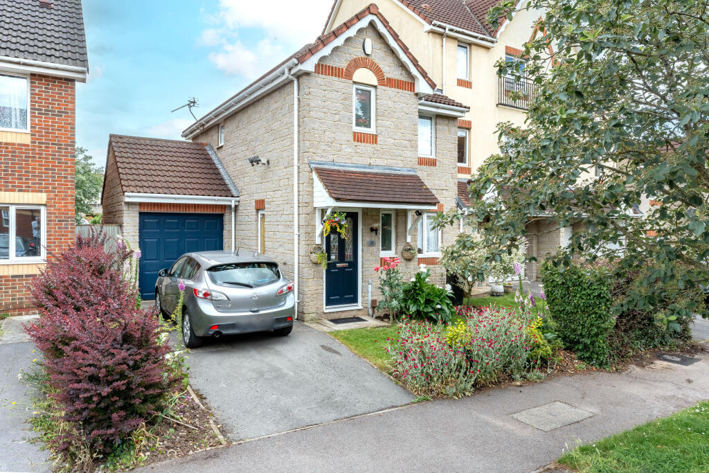 3 bedroom end of terrace house for sale in Johnson Road, Emersons Green