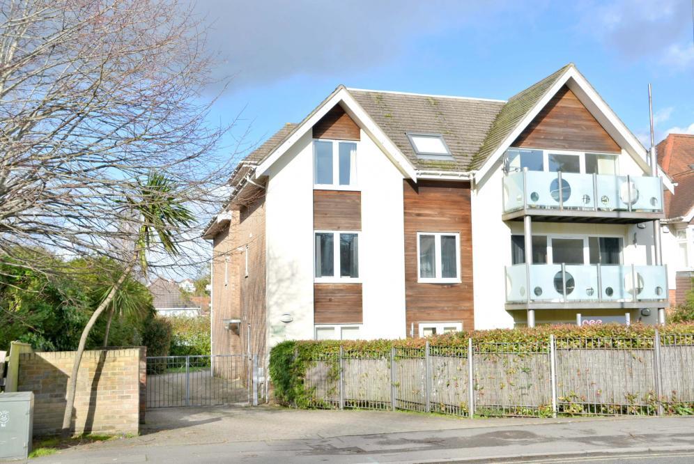 2 bedroom flat for sale in Penn Hill Avenue, Penn Hill, Poole, BH14 9LU