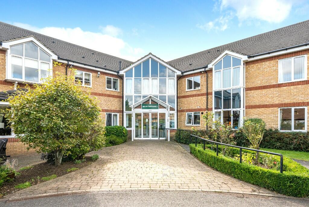 2 bedroom retirement property for sale in Bushmead Court, Luton, LU2
