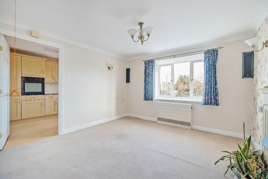 2 bedroom retirement property for sale in Bushmead Court, Luton, LU2