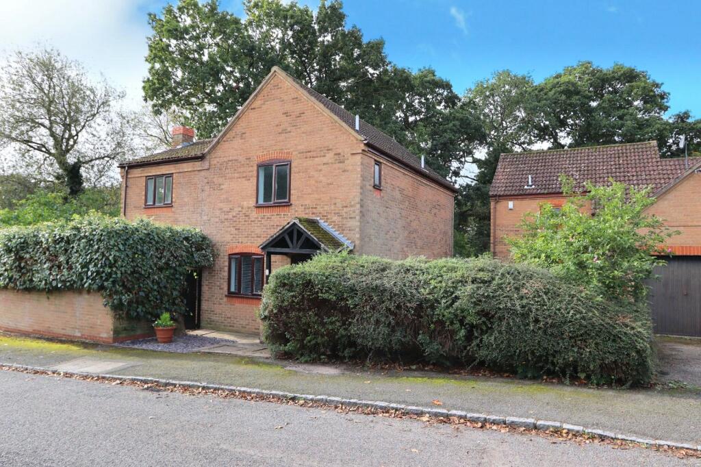 4 bedroom detached house for sale in Linceslade Grove, Loughton, Milton Keynes, Buckinghamshire, MK5