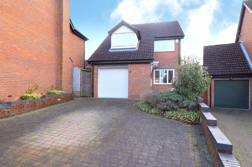 3 bedroom detached house for sale in Jenkins Close, Shenley Church End