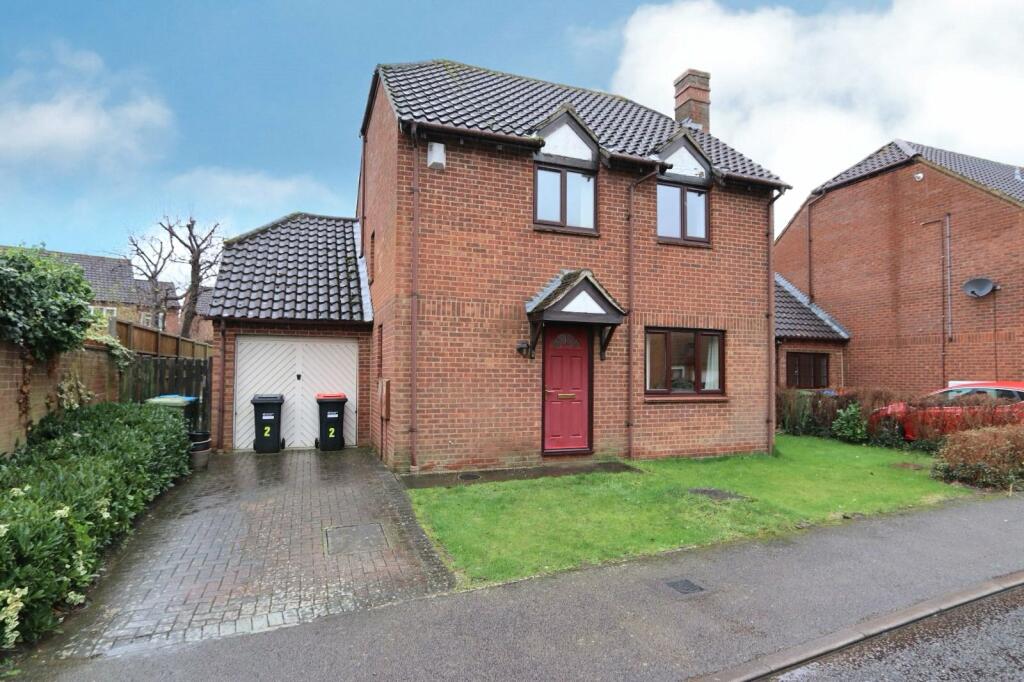 3 bedroom detached house for sale in Carteret Close, Willen, Milton