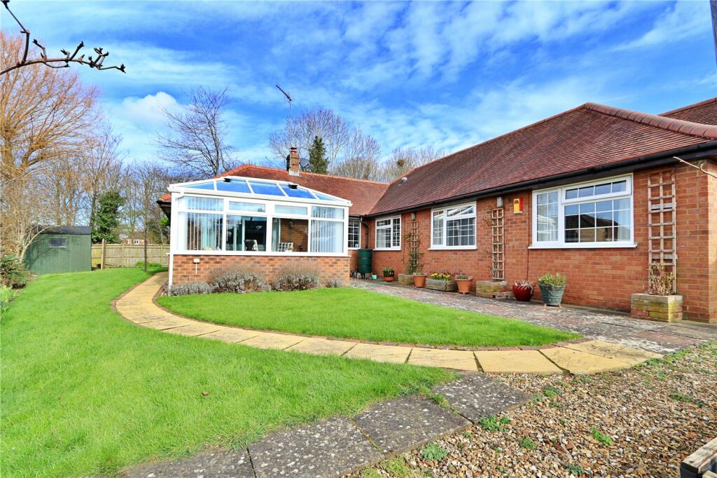 4 bedroom bungalow for sale in Rickyard Close, Bradwell Village, Milton Keynes, MK13