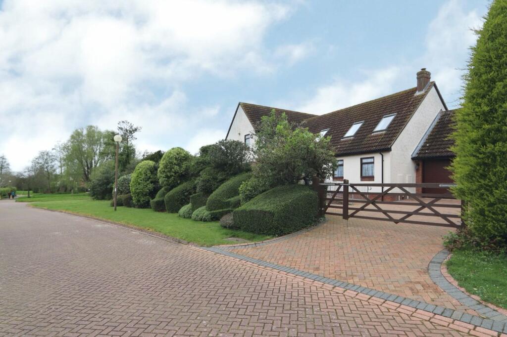 6 bedroom detached house for sale in Whetstone Close, Milton Keynes