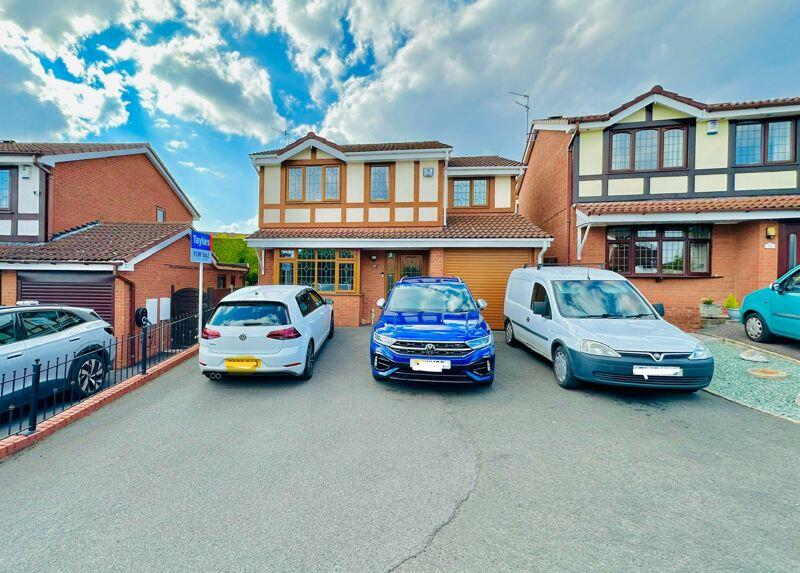 4 bedroom detached house for sale in Stratford Close, Milking Bank