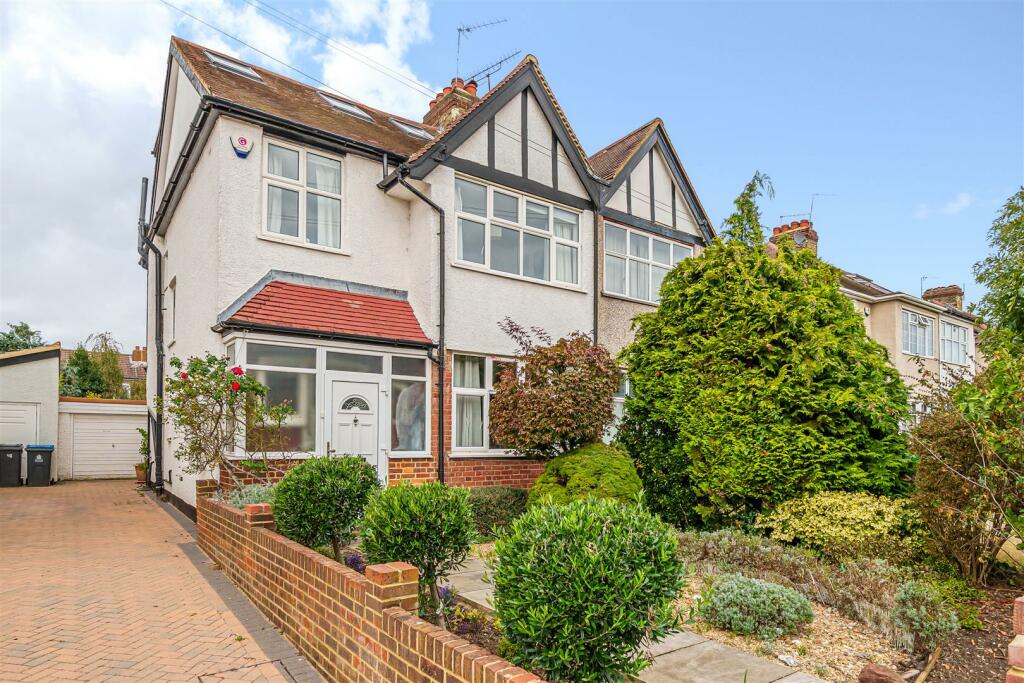 4 bedroom semidetached house for sale in Dysart Avenue, Kingston Upon