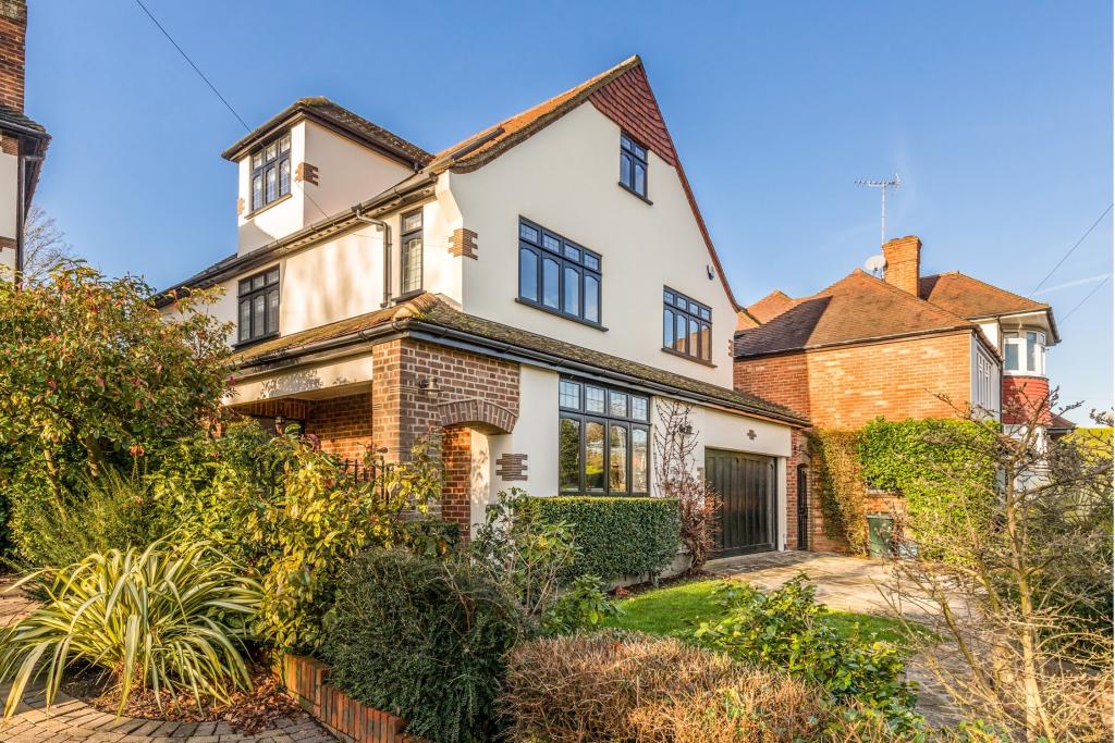 5 bedroom detached house for sale in Knighton Drive, Woodford Green, IG8