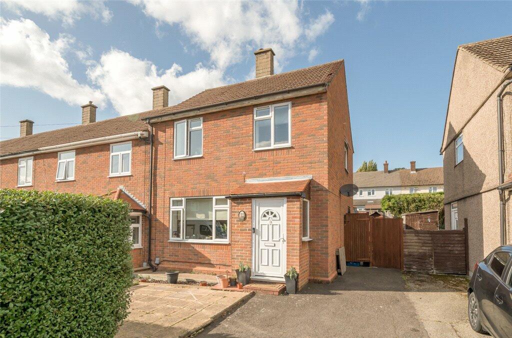 3 bedroom end of terrace house for sale in Parkmead, Loughton, Essex, IG10