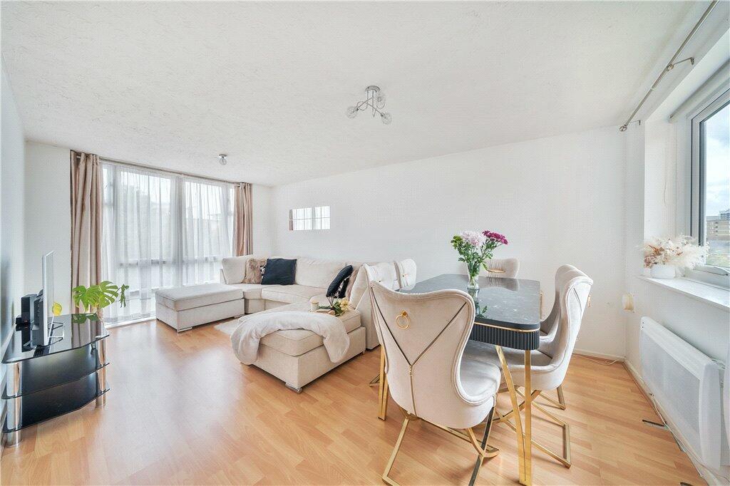 1 bedroom apartment for sale in Grimsby Grove, London, E16