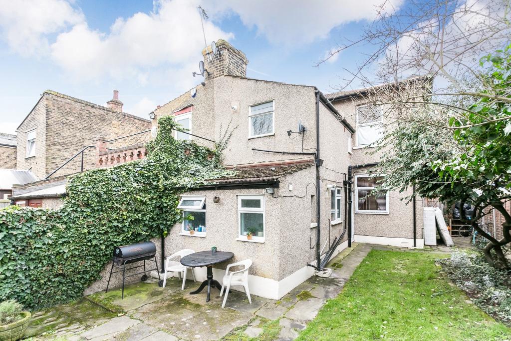 1 bedroom ground floor flat for rent in Margery Park Road, Forest Gate, E7