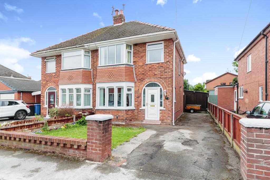3 bedroom semidetached house for sale in Springfield Drive, Thornton