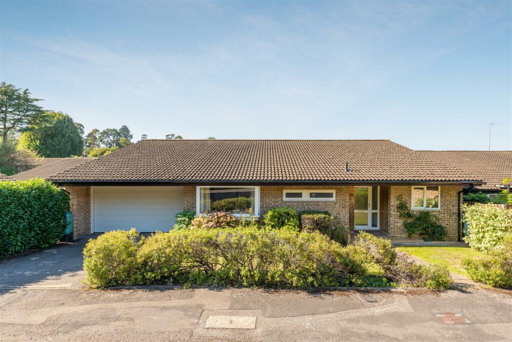 3 bedroom detached bungalow for sale in Cavendish Meads, Sunninghill, SL5
