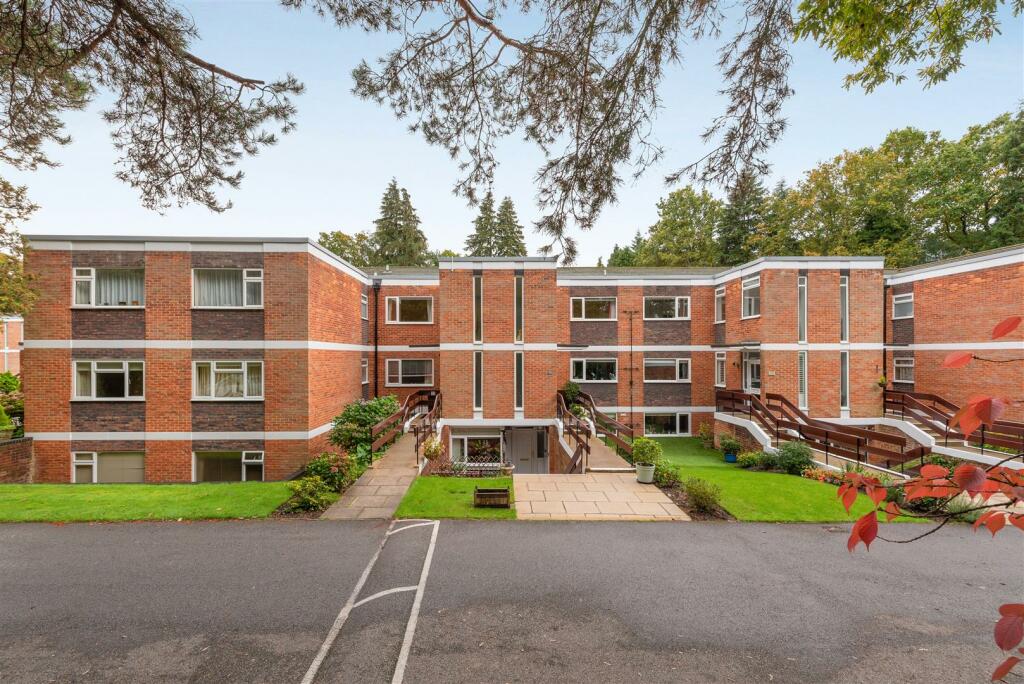3 bedroom apartment for sale in Knole Wood, Sunningdale, SL5